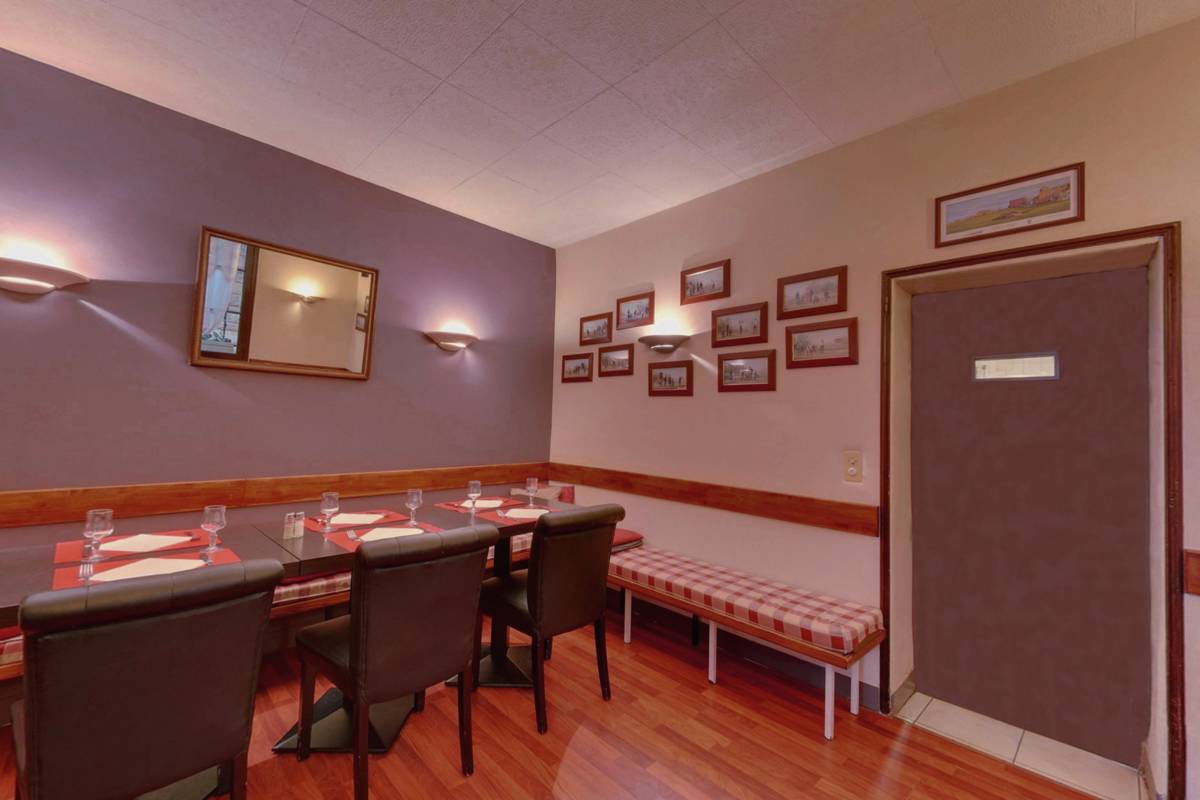 Second room of the Cheval Rouge brasserie