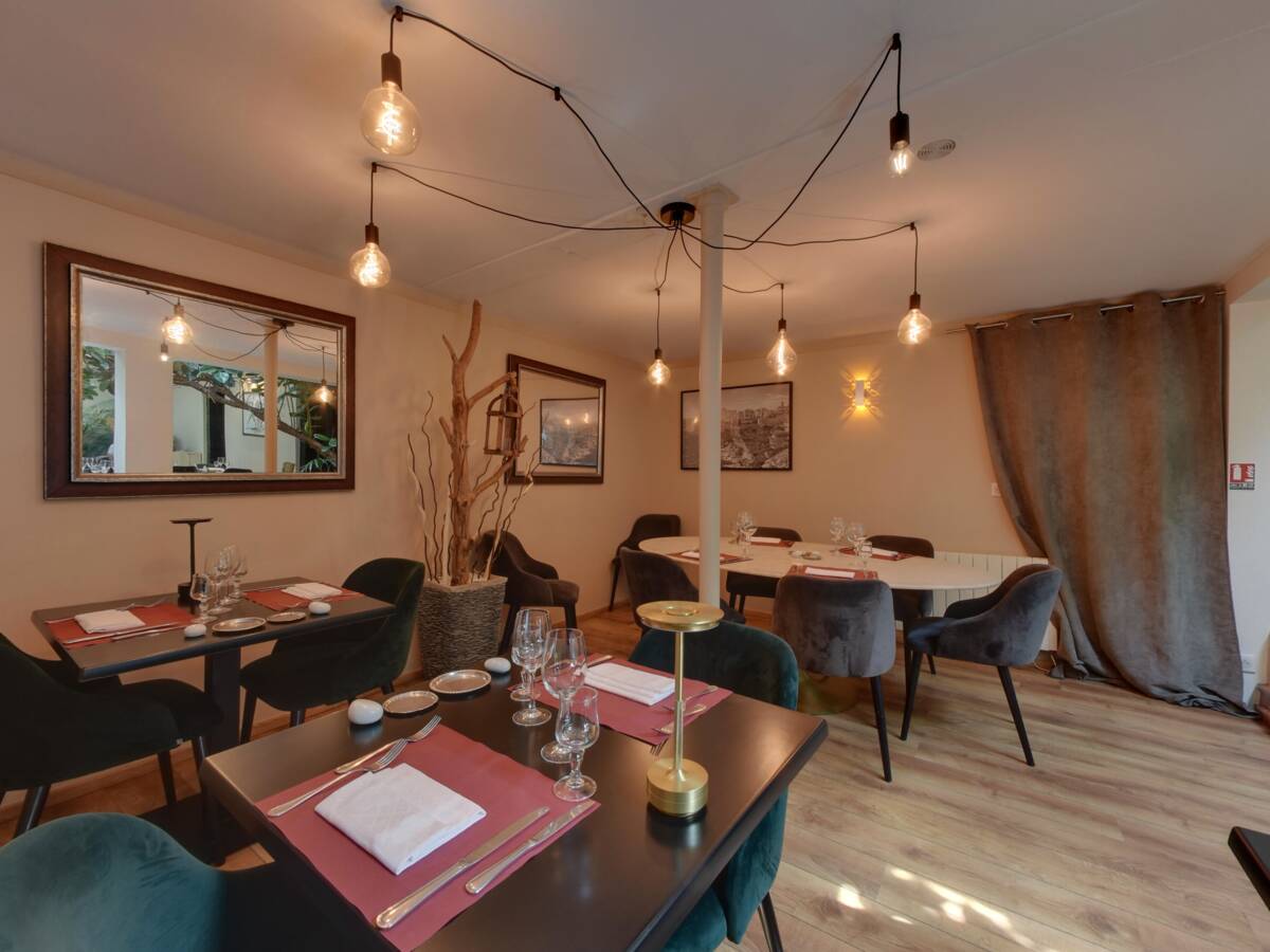 Second dining room of Le Cheval Rouge